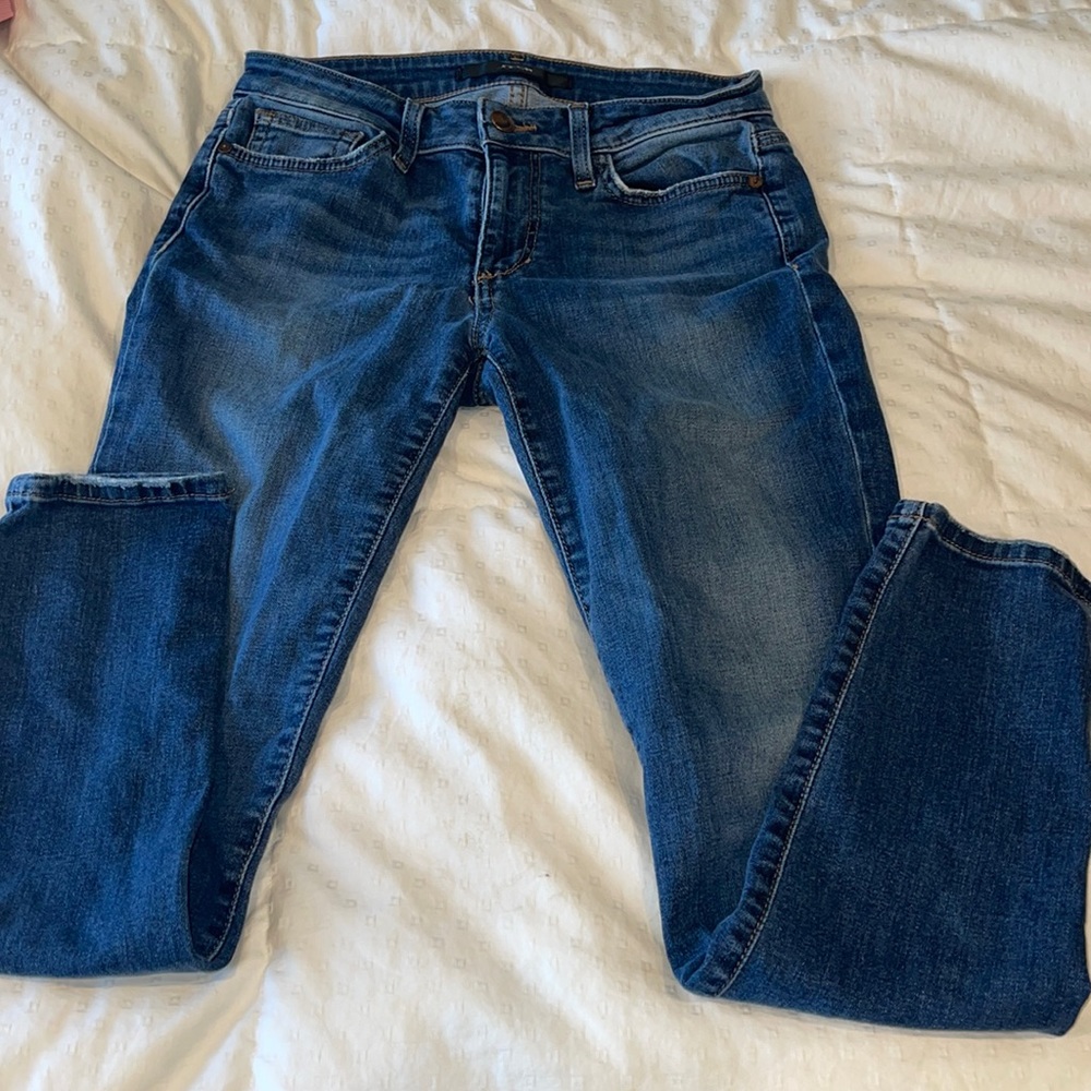 Skinny jeans fits someone petite  5’2”